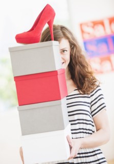 Woman carrying shoes boxes. Photo : Daniel Grill