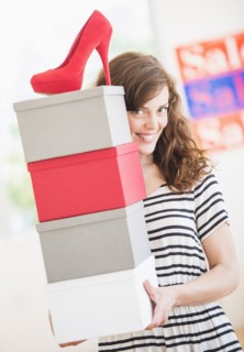 Woman carrying shoes boxes. Photo : Daniel Grill