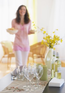 Woman preparing home party. Photo : Daniel Grill
