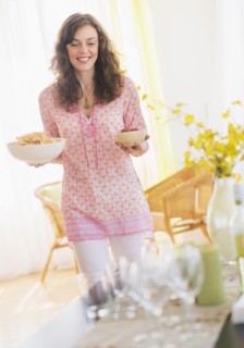 Woman preparing home party. Photo : Daniel Grill