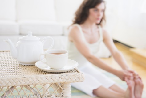 Young woman exercising at home. Photo : Daniel Grill