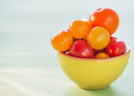Studio Shot of tomatoes in bowl. Photo : Daniel Grill