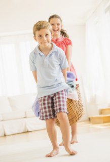 Boy (6-7) and girl (8-9) doing laundry. Photo : Daniel Grill