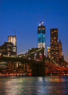 View over Hudson River towards Manhattan with Freedom Tower One and Brooklyn Bridge. Photo : Daniel