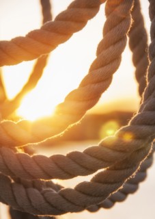 Close-up view of ropes on yacht deck. Photo : Daniel Grill