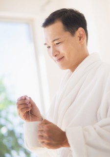Mid adult man mixing herbal tea. Photo : Daniel Grill