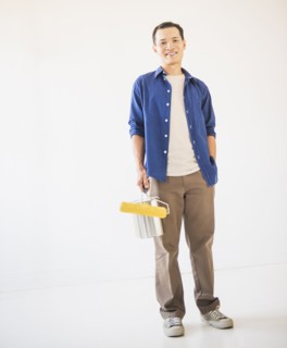 Man holding painting roll. Photo : Daniel Grill