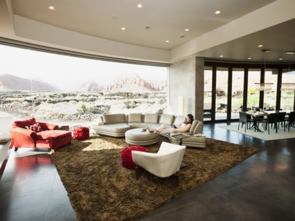 Young woman relaxing in her living room. Photo: Erik Isakson