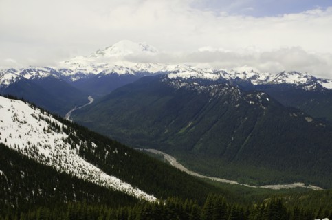 Landscape with mountain range in background. Photo: Tetra Images