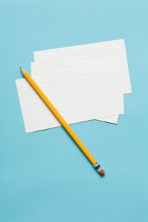 Single yellow sharpened pencil with blank note cards. Photo : Kristin Duvall