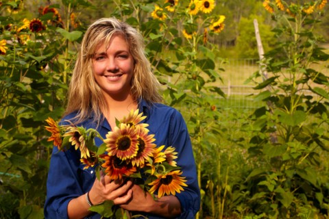 Woman holding bouquet of sunflowers. Photo : John Kelly