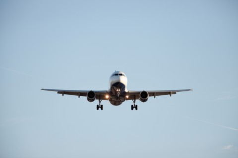 Commercial jet airliner flying towards camera. Photo : Mike Kemp