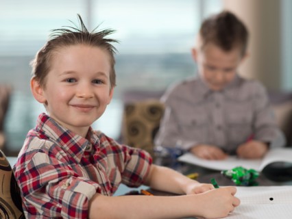 Young boys (6-7) doing homework at kitchen table. Photo : Dan Bannister