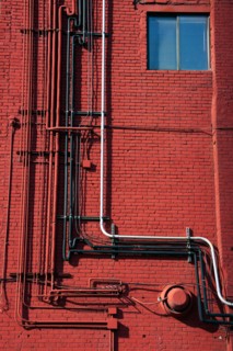 Red wall. Photo : Henryk Sadura