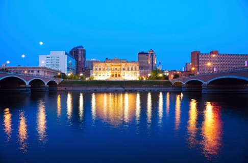 Morning in Des Moines, Skyline of city.. Photo : Henryk Sadura