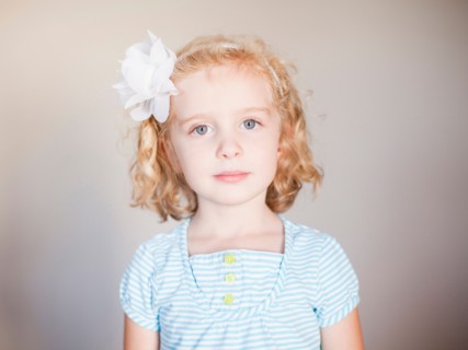 Studio Shot, Portrait of girl with blond hair. Photo : Jessica Peterson