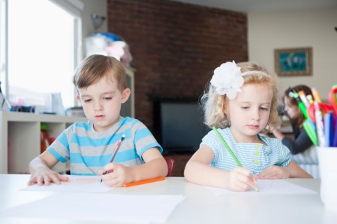 Girl and boy drawing in living room. Photo : Jessica Peterson