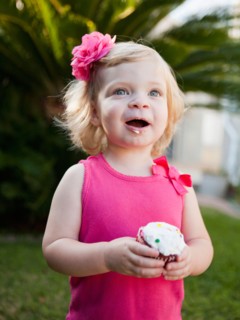 Girl holding cupcake. Photo : Jessica Peterson