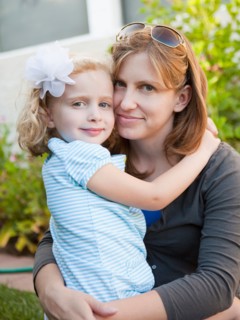 Portrait of mother holding her daughter. Photo : Jessica Peterson