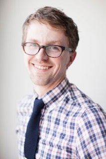 Studio Shot, portrait of young man smiling. Photo : Jessica Peterson