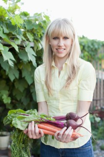 Woman working in garden. Photo : Jessica Peterson