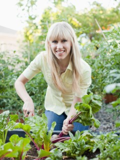 Woman working in garden. Photo : Jessica Peterson