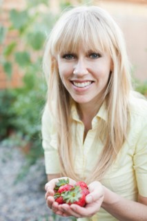 Woman holding strawberries. Photo : Jessica Peterson
