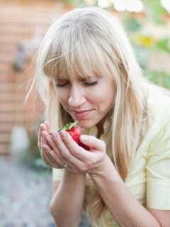 Woman with strawberries. Photo : Jessica Peterson