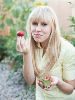 Woman tasting strawberries. Photo : Jessica Peterson
