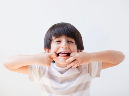 Studio Shot of young boy making grimace. Photo : Jessica Peterson