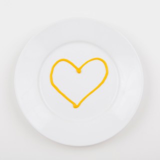Plate with heart made of mustard. Photo : Jessica Peterson