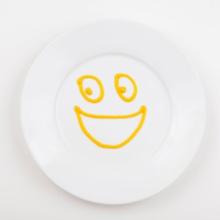 Plate with smiley face made of mustard. Photo : Jessica Peterson