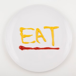Word EAT written with mustard and ketchup. Photo : Jessica Peterson