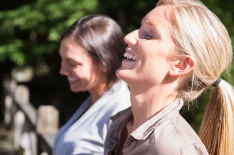 Two women smiling outdoors. Photo : Jamie Grill