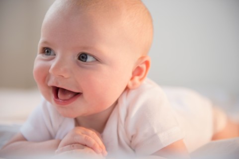 Portrait of laughing baby boy (2-5 months). Photo : Jamie Grill