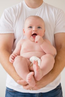 Baby boy (2-5 months) held by father. Photo : Jamie Grill