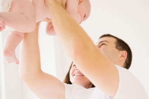 Father holding baby boy (2-5 months). Photo : Jamie Grill