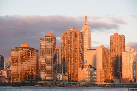 Skyline with Empire State Building at sunset. Photo : Alan Schein