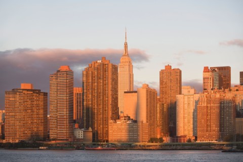 Skyline with Empire State Building at sunset. Photo : Alan Schein
