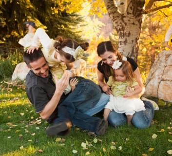 Bountiful, Family with two daughters (2-3, 4-5) playing in garden . Photo: Mike Kemp