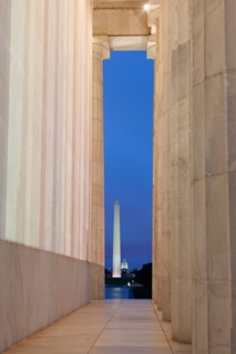 Washington Monument and Capitol Building seen from Lincoln Memorial. Photo : Henryk Sadura