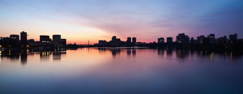 Silhouette of city at dusk. Photo : Henryk Sadura