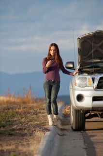 Woman calling for assistance after vehicle breakdown. Photo : Noah Clayton