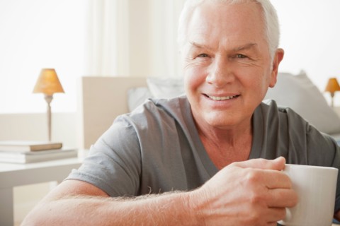 Senior man holding mug. Photo : Rob Lewine