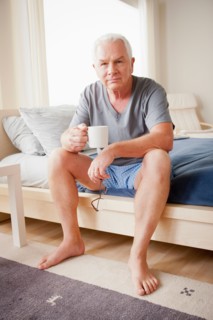 Senior man holding mug. Photo : Rob Lewine