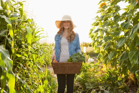 Young woman gardening. Photo : Jessica Peterson