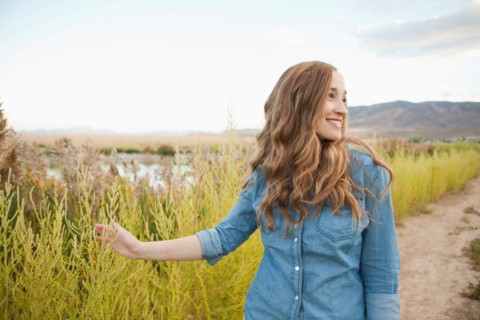 Portrait of young woman on dirt road. Photo : Jessica Peterson