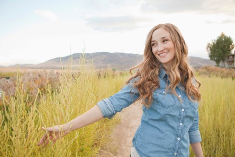 Portrait of young woman on dirt road. Photo : Jessica Peterson