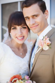Portrait of young bride and groom. Photo : Jessica Peterson