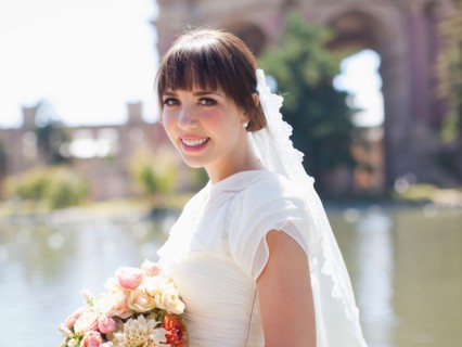 Portrait of young bride in park. Photo : Jessica Peterson